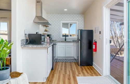 Twentynine Palms House | TinyHomeRetreat : HotTub, ColdPlunge w Scenic Road
