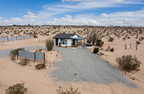 Twentynine Palms House | TinyHomeRetreat : HotTub, ColdPlunge w Scenic Road