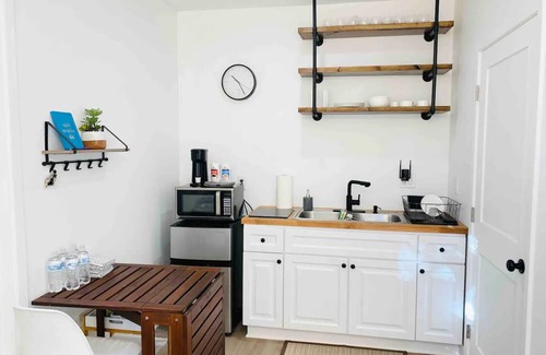 Porter Ranch House | TinyHouse-Guest favorite! HOT TUB, PRIVATE PARKING