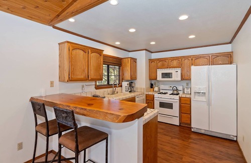 Fox Farm Cabin | Tioga Hideaway By Destination Big Bear: Pet Friendly! Spa! Quiet Cul de Sac! Firepit! Fenced Yard! AC!