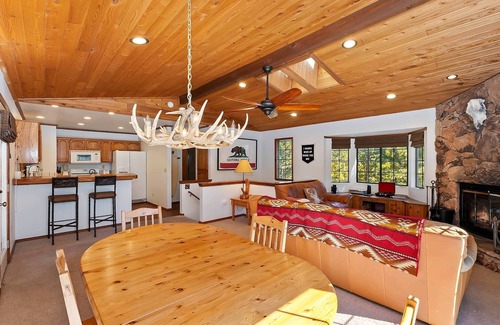 Fox Farm Cabin | Tioga Hideaway By Destination Big Bear: Pet Friendly! Spa! Quiet Cul de Sac! Firepit! Fenced Yard! AC!