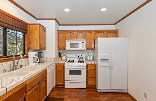 Fox Farm Cabin | Tioga Hideaway By Destination Big Bear: Pet Friendly! Spa! Quiet Cul de Sac! Firepit! Fenced Yard! AC!