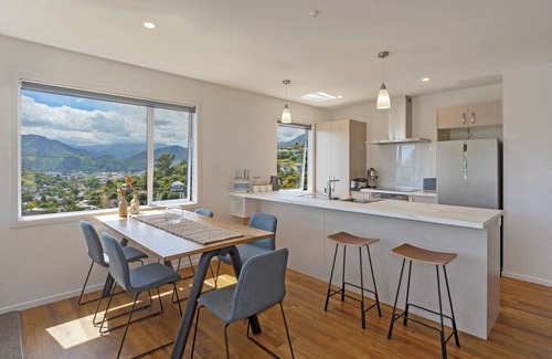 Britannia Heights House | Tipi Haere - Walking distance to Nelson City Centre and the Waterfront!