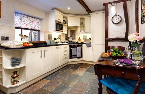 Kendal Cottage | TIPSY GIN COTTAGE, romantic, with open fire in Crosthwaite