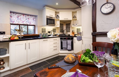 Kendal Cottage | TIPSY GIN COTTAGE, romantic, with open fire in Crosthwaite
