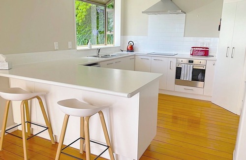 Britannia Heights House | Tiro Tai Coast ViewsnCasual relaxed home overlooking Tahuna Beach with spa pool