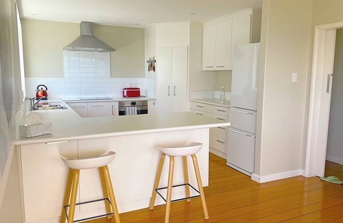 Britannia Heights House | Tiro Tai Coast ViewsnCasual relaxed home overlooking Tahuna Beach with spa pool
