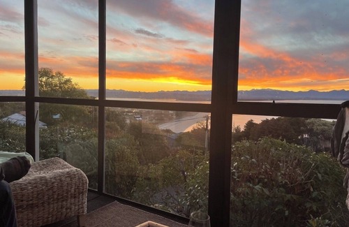 Britannia Heights House | Tiro Tai Coast ViewsnCasual relaxed home overlooking Tahuna Beach with spa pool