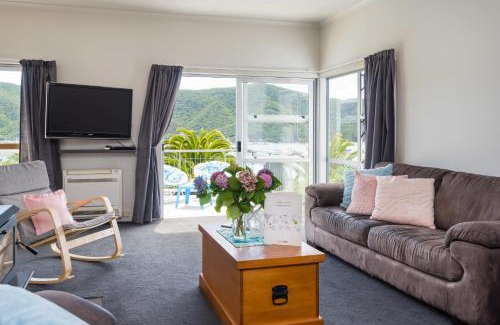 Waikawa Bay House | Tirohanga Wai - Waikawa Holiday Home