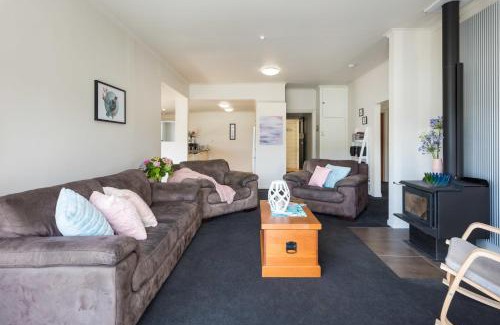 Waikawa Bay House | Tirohanga Wai - Waikawa Holiday Home