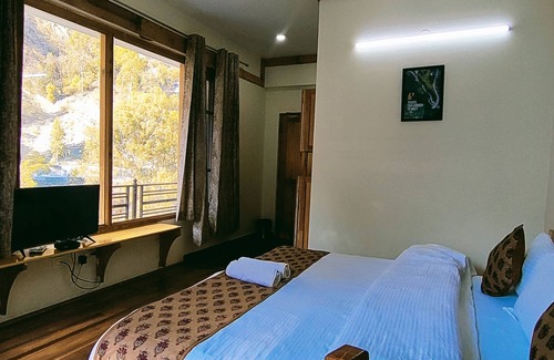 Banjar Bed & Breakfast | Tirthan Grand Riverside : A Riverside Holiday Home