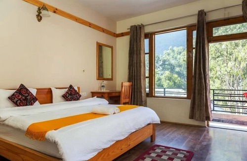 Banjar Bed & Breakfast | Tirthan Grand Riverside : A Riverside Holiday Home