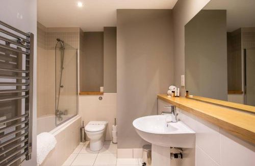 Belfast City Centre Apartment | Titanic & City Views, Ultra Luxury City Parking