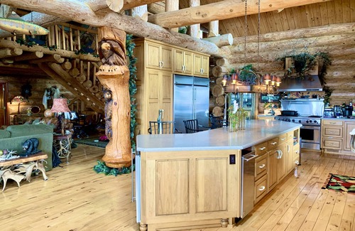 Butler Cabin | TN Mountain Lodge: sleeps 22+ lake, hikes, hot tub, Sauna