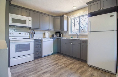 Tobermory Cottage | Tobermory Trails - Four Bedroom Cottage, Sleeps 8