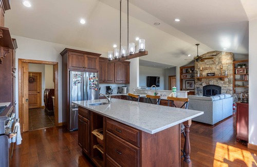 Fleetwood House | Tobey's Den - 4BR pet friendly home in Fleetwood with seasonal views & hot tub!