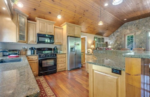 Blue Ridge House | Toccoa River Cottage Romantic River Access