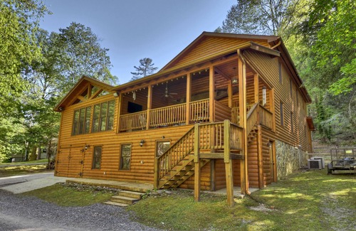 Blue Ridge Cabin | Toccoa River Frontage - Steps from the water, Sleeps 10, Fire Pit, Pet Friendly