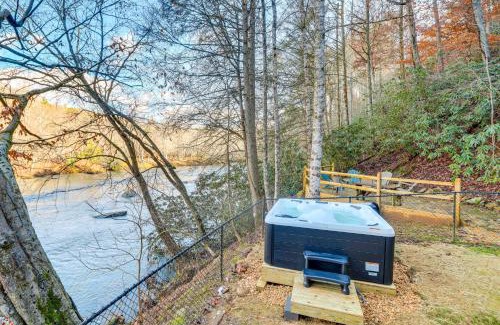 Mineral Bluff House | Toccoa Waterfront Hideaway Hot Tub and Fire Pit!