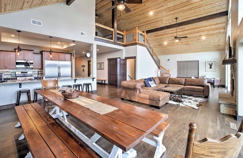 Lampe Cabin | Tomahawk Lodge Wheelchair Friendly w/Bluff View Near Branson! Pickleball Court