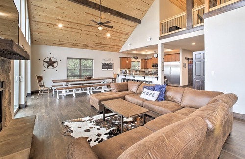 Lampe Cabin | Tomahawk Lodge Wheelchair Friendly w/Bluff View Near Branson! Pickleball Court