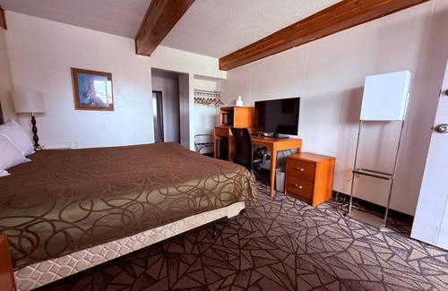 Riverton Hotel | Tomahawk Motor Lodge By OYO Riverton US-26