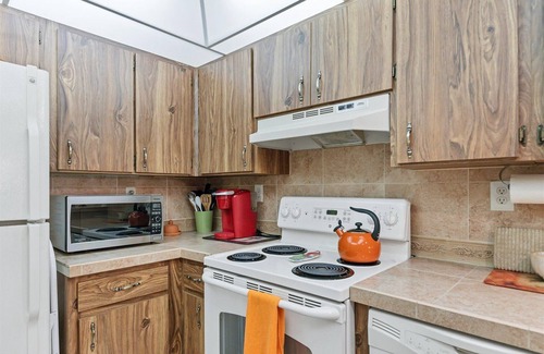 Port Charlotte Condo | Tommy Bahama style Lovely 2-Bedrm 2-Bath with Pool