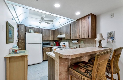 Port Charlotte Condo | Tommy Bahama style Lovely 2-Bedrm 2-Bath with Pool