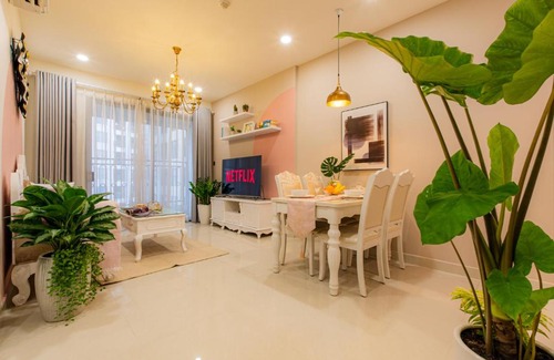 Bach Dang Riverside Apartment | Tommy Home 2Bedroom 86m2 Pool&Gym in Royal Residence