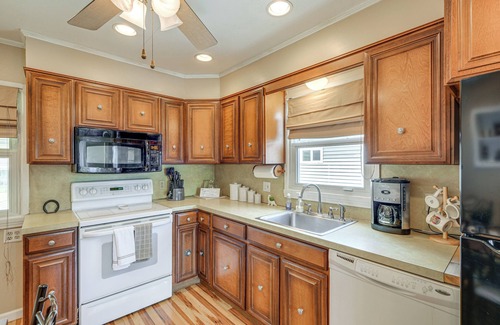 Tonawanda House | Tonawanda Home w/Gas Grill Near Niagara Falls!