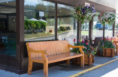 Jasper Hotel | Tonquin Inn