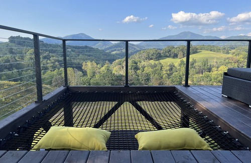 Waynesville House | Top 1% Airbnb! Open air cabin, sweeping views at low elevation, in the Smokies!