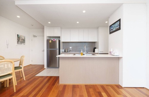 Phillip Apartment | Top-Floor Apartment Near Shops and Arboretum views