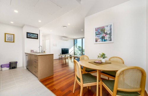 Phillip Apartment | Top-Floor Apartment Near Shops and Arboretum views