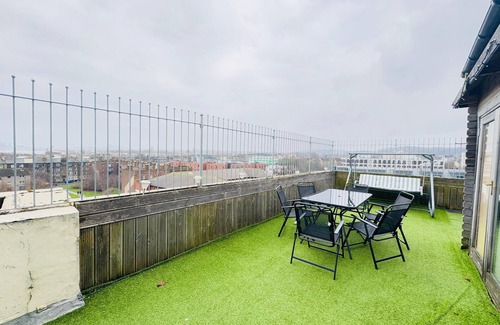 Gorgie Apartment | Top Floor Apartment with Castle Views