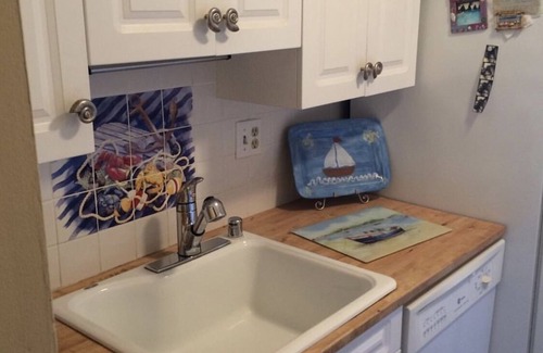 Caine Woods Condo | Top Floor Bayside Family Sized Unit Overlooking Pool