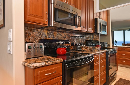 Honokowai Condo | TOP FLOOR! Beachfront - Penthouse! 10% off for last-minute bookings