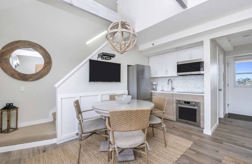 Napeague Apartment | Top Floor Beautiful White & Woody 1BR w/Loft