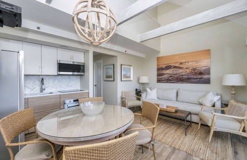 Napeague Apartment | Top Floor Beautiful White & Woody 1BR w/Loft