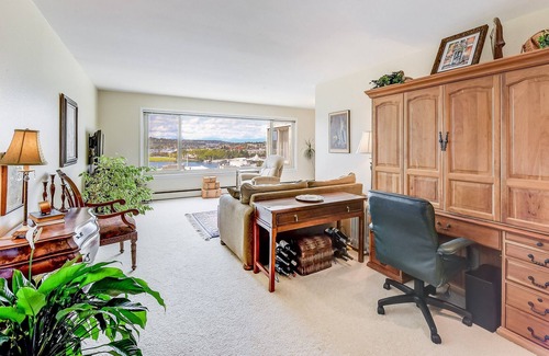 Eastlake Condo | Top Floor Condo - Lake View - Parking - Close to Downtown Seattle