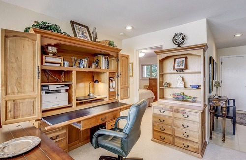 Eastlake Condo | Top Floor Condo - Lake View - Parking - Close to Downtown Seattle