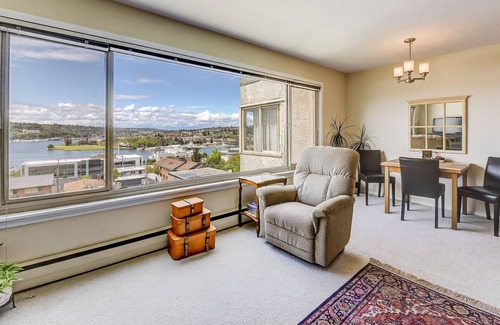 Eastlake Condo | Top Floor Condo - Lake View - Parking - Close to Downtown Seattle