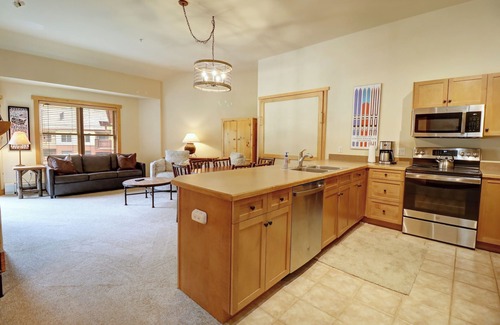 East Village at Copper Condo | Top-Floor Condo with Stunning Views, Hot Tub, and Vaulted Ceilings - CS425