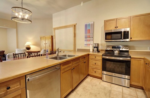 East Village at Copper Condo | Top-Floor Condo with Stunning Views, Hot Tub, and Vaulted Ceilings - CS425