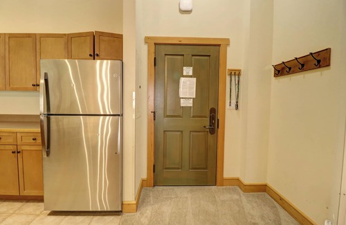 East Village at Copper Condo | Top-Floor Condo with Stunning Views, Hot Tub, and Vaulted Ceilings - CS425