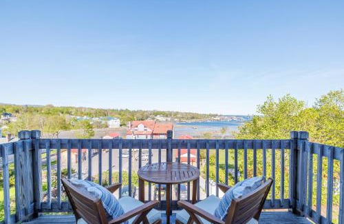 Southwest Harbor Apartment | Top Floor Condo w/Ocean Views [Admirals Quarters]