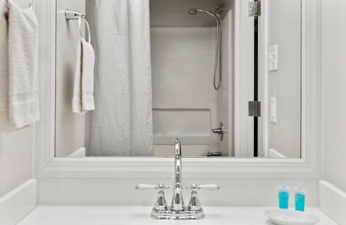 North East House | Top Floor Deluxe Suite Bay View