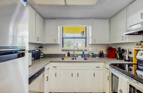 Port Charlotte Condo | Top-floor, Dog-Friendly, Snowbird Retreat Private Beach Access & Gulf Access