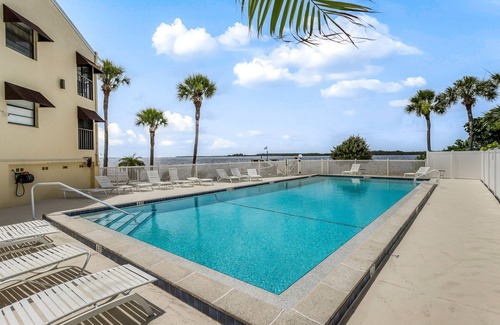 Port Charlotte Condo | Top-floor, Dog-Friendly, Snowbird Retreat Private Beach Access & Gulf Access