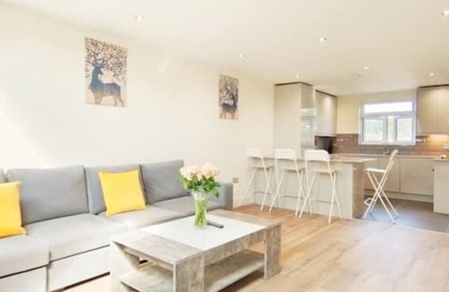 Hillingdon Apartment | Top Floor Flat 5 Northwood